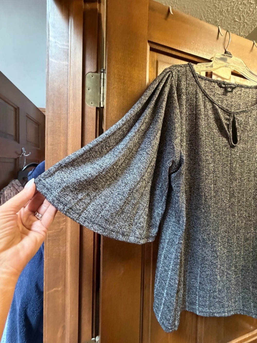 Zac & Rachel Gray Ribbed Knit Keyhole Tee - Picture 3 of 4